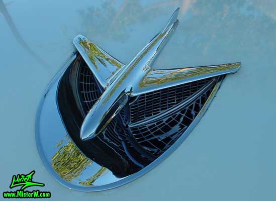 Photo of a white & pink 1956 Buick 2 Door Hardtop Coupe at the Scottsdale Pavilions Classic Car Show in Arizona. 1956 Buick Hood Ornament