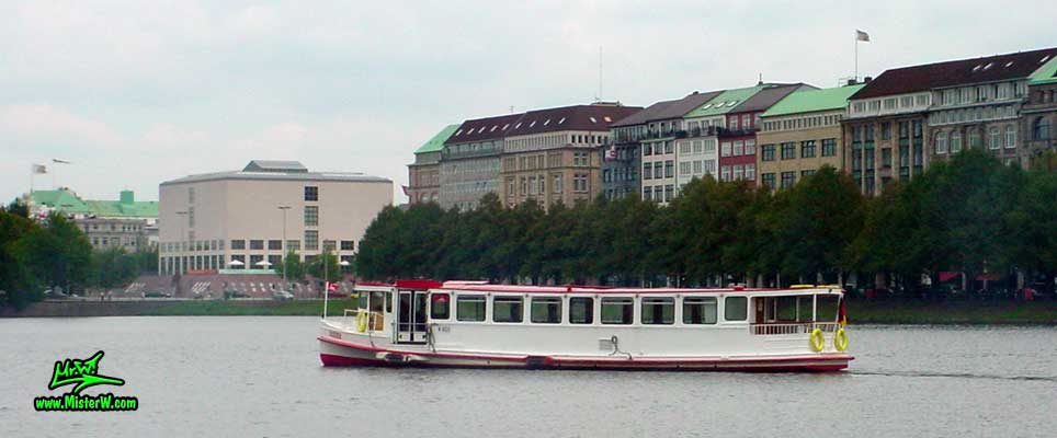 Photo of a Alsterdampfer (Tour Boat) on the inner Alster lake (Binnen Alster), summer 2003 Alster Dampfer in Hamburg