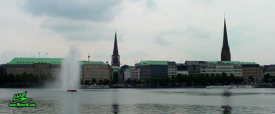 Photo of the Hapag Loyd Building (to the left), on the inner Alster lake (Binnen Alster), taken summer 2003 Hapag-Lloyd-Haus Ballindamm Hamburg