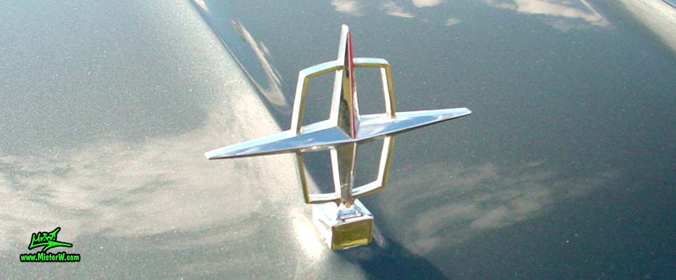 Photo of a silver gray metallic 1960 Lincoln Continental Mark V 2 door hardtop coupe at a Classic Car Auction in Scottsdale, Arizona. Hood ornament of a 1960 Lincoln Continental Mark V coupe