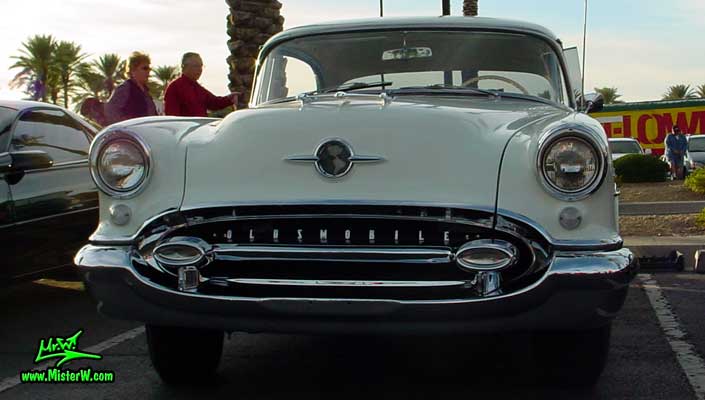 Photo of a white & turkquoise 1955 Oldsmobile 4 Door Hardtop Sedan at the Scottsdale Pavilions Classic Car Show in Arizona. 1955 Oldsmobile Frontview
