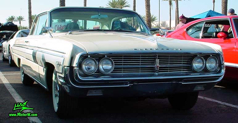 Photo of a white 1962 Oldsmobile Starfire 2 Door Hardtop Coupe at the Scottsdale Pavilions Classic Car Show in Arizona. 1962 Oldsmobile Coupe Sideview